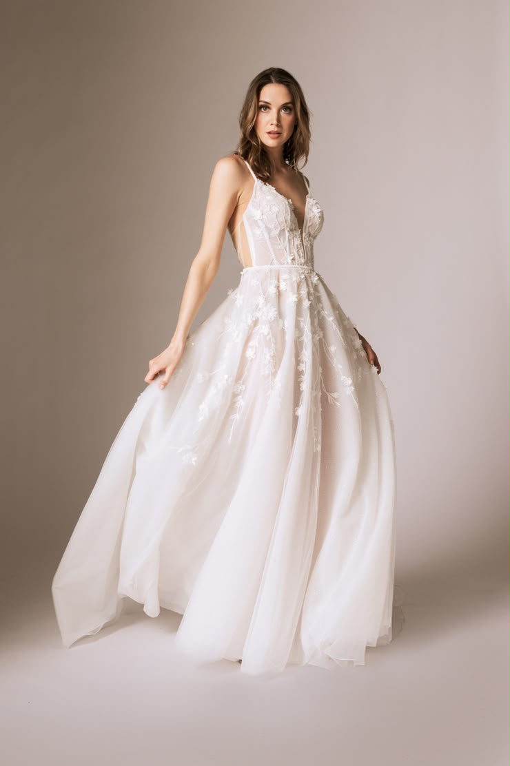 Mulan, tulle sparkling flower detailed A-line wedding dress - Image 2